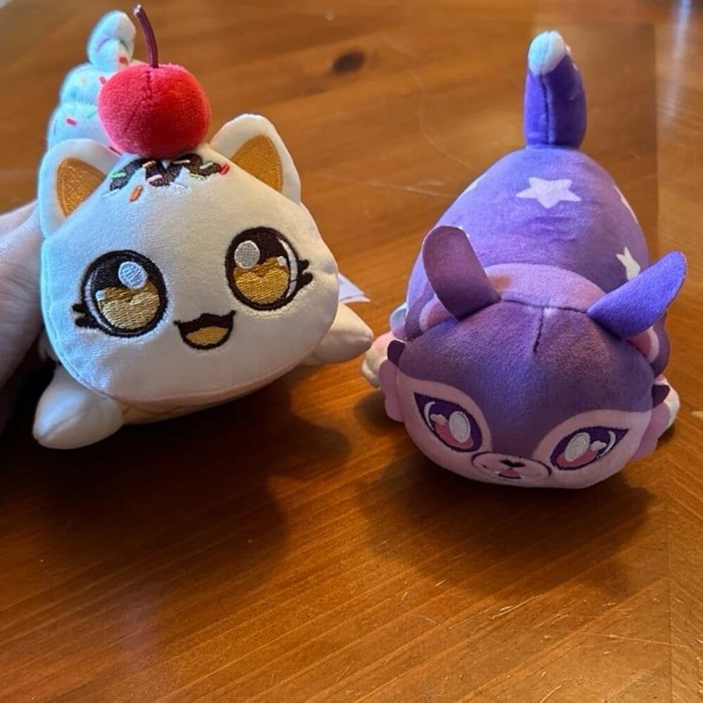 Aphmau MeeMeow Purple Direwolf Cat & Vanilla Sundae Cat Lot of 2